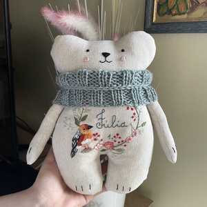 Modern hímzett maci  - játék & sport - plüssállat & játékfigura - maci - Meska.hu