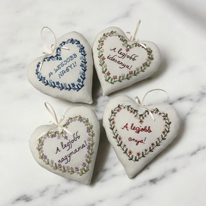 Szív alakú hímzéssel díszített anyák napi ajándék, Otthon & Életmód, Dekoráció, Fali és függő dekoráció, Függődísz, Hímzés, MESKA