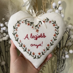 Szív alakú hímzéssel díszített anyák napi ajándék - otthon & életmód - dekoráció - fali és függő dekoráció - függődísz - Meska.hu