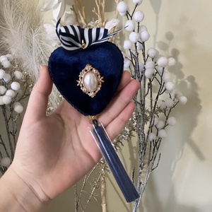 Szív alakú bársony dísz nőnapra  - otthon & életmód - dekoráció - fali és függő dekoráció - falra akasztható dekor - Meska.hu