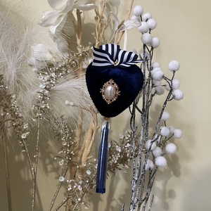 Szív alakú bársony dísz nőnapra  - otthon & életmód - dekoráció - fali és függő dekoráció - falra akasztható dekor - Meska.hu