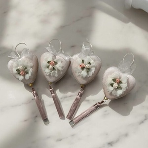 Szív alakú bársony dísz nőnapra  - otthon & életmód - dekoráció - fali és függő dekoráció - falra akasztható dekor - Meska.hu