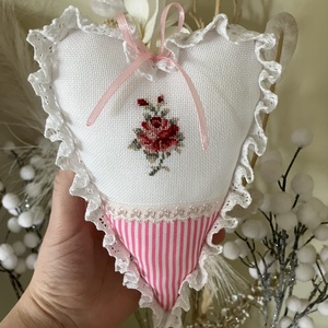 Szív alakú, keresztszemes hímzéssel díszített anyák napi ajándék - Meska.hu