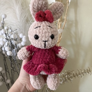 Zsenília fonalból horgolt balerina nyuszi, Játék & Sport, Plüssállat & Játékfigura, Nyuszi, Horgolás, Pihe-puha zsenília nyuszi, biztonsági szemekkel van ellátva.   
Mosózsákban 40 fokon mosható.      ..., MESKA