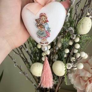 Keresztszemes hímzéssel díszített húsvéti szív, Otthon & Életmód, Dekoráció, Fali és függő dekoráció, Függődísz, Hímzés, MESKA