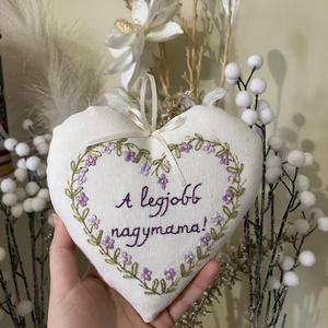 Szív alakú hímzéssel díszített anyák napi ajándék - Meska.hu
