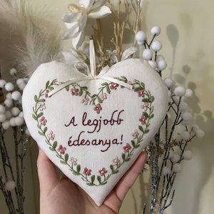 Szív alakú hímzéssel díszített anyák napi ajándék - Meska.hu