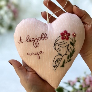 Szív alakú hímzéssel díszített anyák napi ajándék - otthon & életmód - dekoráció - fali és függő dekoráció - függődísz - Meska.hu