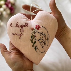 Szív alakú hímzéssel díszített anyák napi ajándék - otthon & életmód - dekoráció - fali és függő dekoráció - függődísz - Meska.hu