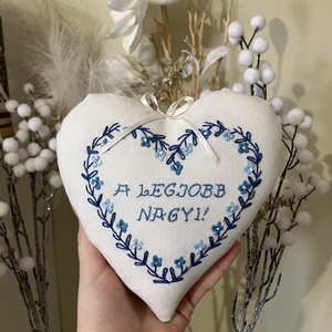 Szív alakú hímzéssel díszített anyák napi ajándék - Meska.hu