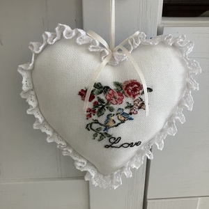 Szív alakú, keresztszemes hímzéssel díszített anyák napi ajándék - Meska.hu