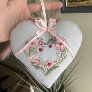 Szív alakú, modern hímzéssel díszített anyák napi ajándék, Otthon & Életmód, Dekoráció, Fali és függő dekoráció, Függődísz, Hímzés, Kézzel hímzett és készített szív. Ki van tömve és akasztóval van ellátva. 
16x16 cm. 
, MESKA