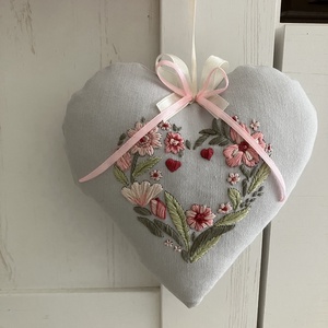Szív alakú, modern hímzéssel díszített anyák napi ajándék - otthon & életmód - dekoráció - fali és függő dekoráció - függődísz - Meska.hu