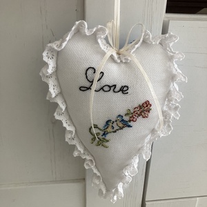 Szív alakú, keresztszemes hímzéssel díszített anyák napi ajándék, Otthon & Életmód, Dekoráció, Fali és függő dekoráció, Függődísz, Hímzés, Kézzel hímzett és készített szív. Ki van tömve és akasztóval van ellátva. 
18x11 cm. 
, MESKA