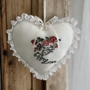 Szív alakú, keresztszemes hímzéssel díszített anyák napi ajándék - Meska.hu