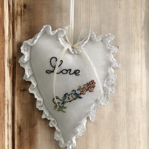 Szív alakú, keresztszemes hímzéssel díszített anyák napi ajándék - Meska.hu