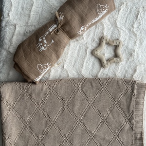 Baba ajándékcsomag fonott kosárban  naturális, unisex összeállítás - játék & sport - babalátogató ajándékcsomag - Meska.hu