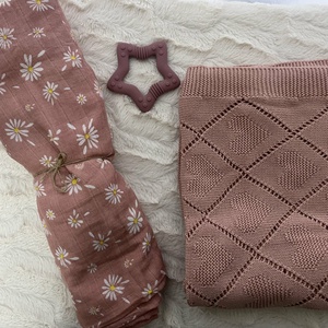 Baba ajándékcsomag fonott kosárban  rózsaszín, lányos összeállítás - játék & sport - babalátogató ajándékcsomag - Meska.hu