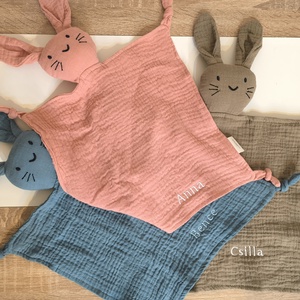 Puha, egyedi nyuszis szundikendő névvel � babaköszöntő ajándék - Meska.hu