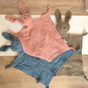 Puha, egyedi nyuszis szundikendő névvel � babaköszöntő ajándék - baba - mama - baba játékok - szundikendő, alvóka - Meska.hu