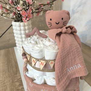 Rózsaszín, natúr stílusú, egyedi pelenkatorta névvel � babalátogató ajándék (2 szintes) - baba - mama - pelenkázó, babafürdető kellékek - pelenkatorta - Meska.hu