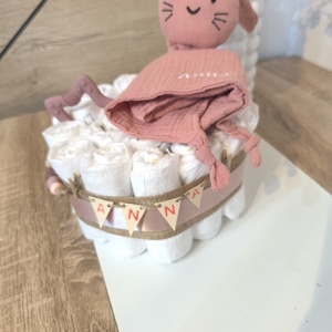 Rózsaszín, natúr stílusú, egyedi pelenkatorta névvel � babalátogató ajándék (1 szintes), Baba - mama, Pelenkázó, babafürdető kellékek, Pelenkatorta, Mindenmás, MESKA