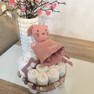 Rózsaszín, natúr stílusú, egyedi pelenkatorta névvel � babalátogató ajándék (1 szintes) - baba - mama - pelenkázó, babafürdető kellékek - pelenkatorta - Meska.hu