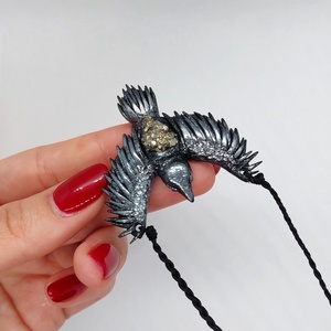 Holló / varjú madár amulett nyers pirit ásvánnyal - ékszer - nyaklánc - medálos nyaklánc - Meska.hu