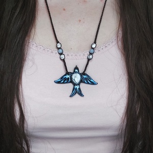 Fecske amulett howlit és angelit ásvánnyal  - ékszer - nyaklánc - medálos nyaklánc - Meska.hu