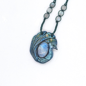 Páva amulett szivárvány holdkővel, Ékszer, Nyaklánc, Medálos nyaklánc, Ékszerkészítés, MESKA