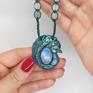 Páva amulett szivárvány holdkővel - ékszer - nyaklánc - medálos nyaklánc - Meska.hu