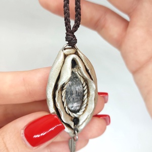 Yoni amulett hiperszténnel és arany obszidiánnal  - ékszer - nyaklánc - medálos nyaklánc - Meska.hu