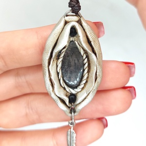 Yoni amulett hiperszténnel és arany obszidiánnal  - ékszer - nyaklánc - medálos nyaklánc - Meska.hu