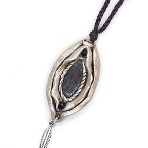 Yoni amulett hiperszténnel és arany obszidiánnal , Ékszer, Nyaklánc, Medálos nyaklánc, Ékszerkészítés, MESKA