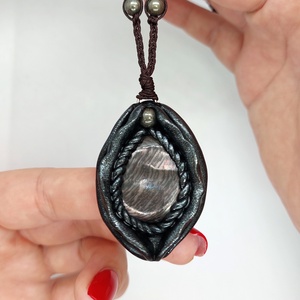 Yoni amulett hiperszténnel és pirittel - ékszer - nyaklánc - medálos nyaklánc - Meska.hu
