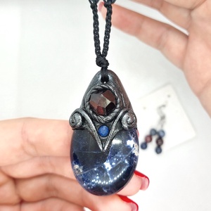 Éjistennő amulett szodalittal és gránáttal - ékszer - nyaklánc - medálos nyaklánc - Meska.hu