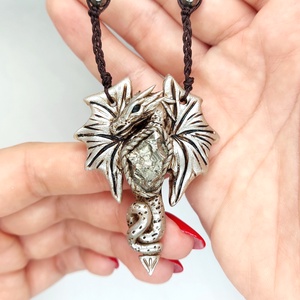 Sárkány amulett pirit ásvánnyal - ékszer - nyaklánc - medálos nyaklánc - Meska.hu