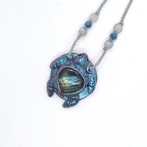Teknősbéka amulett labradorittal, Ékszer, Nyaklánc, Medálos nyaklánc, Ékszerkészítés, MESKA