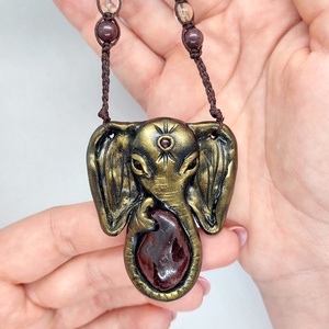 Elefánt amulett gránáttal  - ékszer - nyaklánc - medálos nyaklánc - Meska.hu