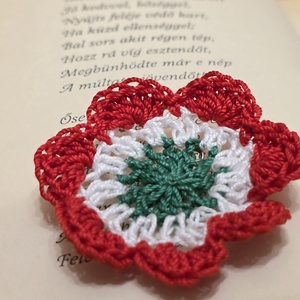 Horgolt Virág Kokárda - Kézműves Nemzeti Színű Kitűző és Bross - ékszer - kitűző és bross - Meska.hu