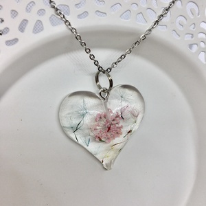 Szivárványszínre festett igazi pitypangmagok és szárított virág-nagy szív műgyanta medál -  - Meska.hu