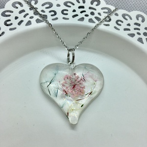 Szivárványszínre festett igazi pitypangmagok és szárított virág-nagy szív műgyanta medál -  - Meska.hu