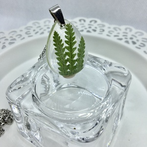 Igazi páfrány - csepp műgyanta medál,nyaklánccal -  - Meska.hu