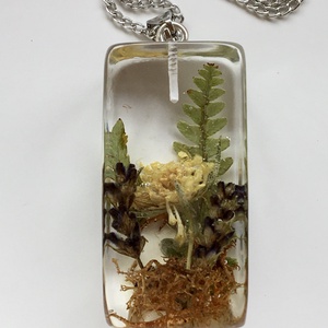 Mini terrárium medál,páfránnyal,virágokkal-műgyanta medál - ékszer - nyaklánc - medál - Meska.hu