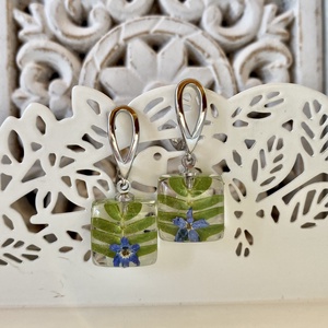 Selyemakác levél,nefelejccsel-négyzet műgyanta,ezüst fülbevaló - ékszer - fülbevaló - lógó fülbevaló - Meska.hu