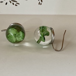 Zöld mini hortenzik gömb-műgyanta,nemesacél fülbevaló - ékszer - fülbevaló - lógós kerek fülbevaló - Meska.hu