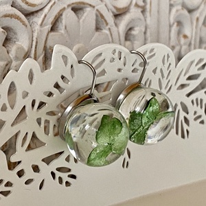 Zöld mini hortenzik gömb-műgyanta,nemesacél fülbevaló - ékszer - fülbevaló - lógós kerek fülbevaló - Meska.hu