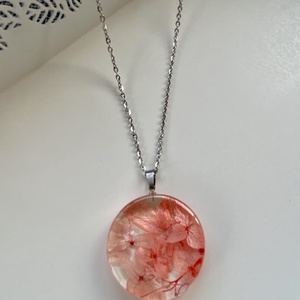 Rózsaszín mini hortenzik-kerek műgyanta medál - ékszer - nyaklánc - medálos nyaklánc - Meska.hu