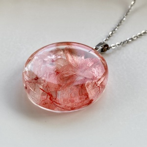Rózsaszín mini hortenzik-kerek műgyanta medál - ékszer - nyaklánc - medálos nyaklánc - Meska.hu