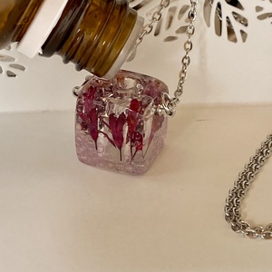 Aromaterápiás virágos kocka medál-pink tűzeső virággal - ékszer - nyaklánc - medálos nyaklánc - Meska.hu